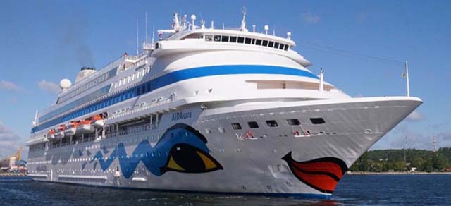 Aankomst van cruiseschip ms AIDAcara van Aida Cruises aan de Cruise Terminal Rotterdam